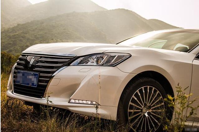 新塘豐田皇冠音響改裝后，車(chē)主喜上眉梢地說(shuō)：聲浪真的好脆好迷人！