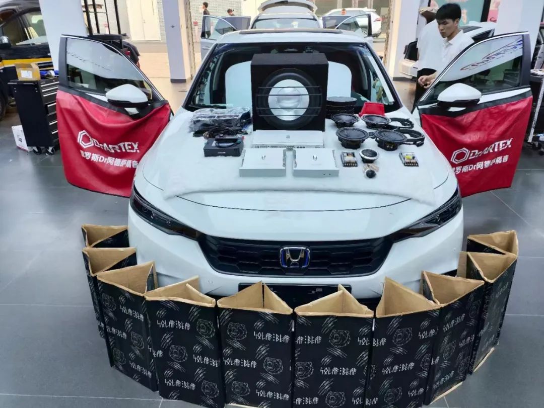 本田型格升級主動三分頻音響隔音，音樂響起...