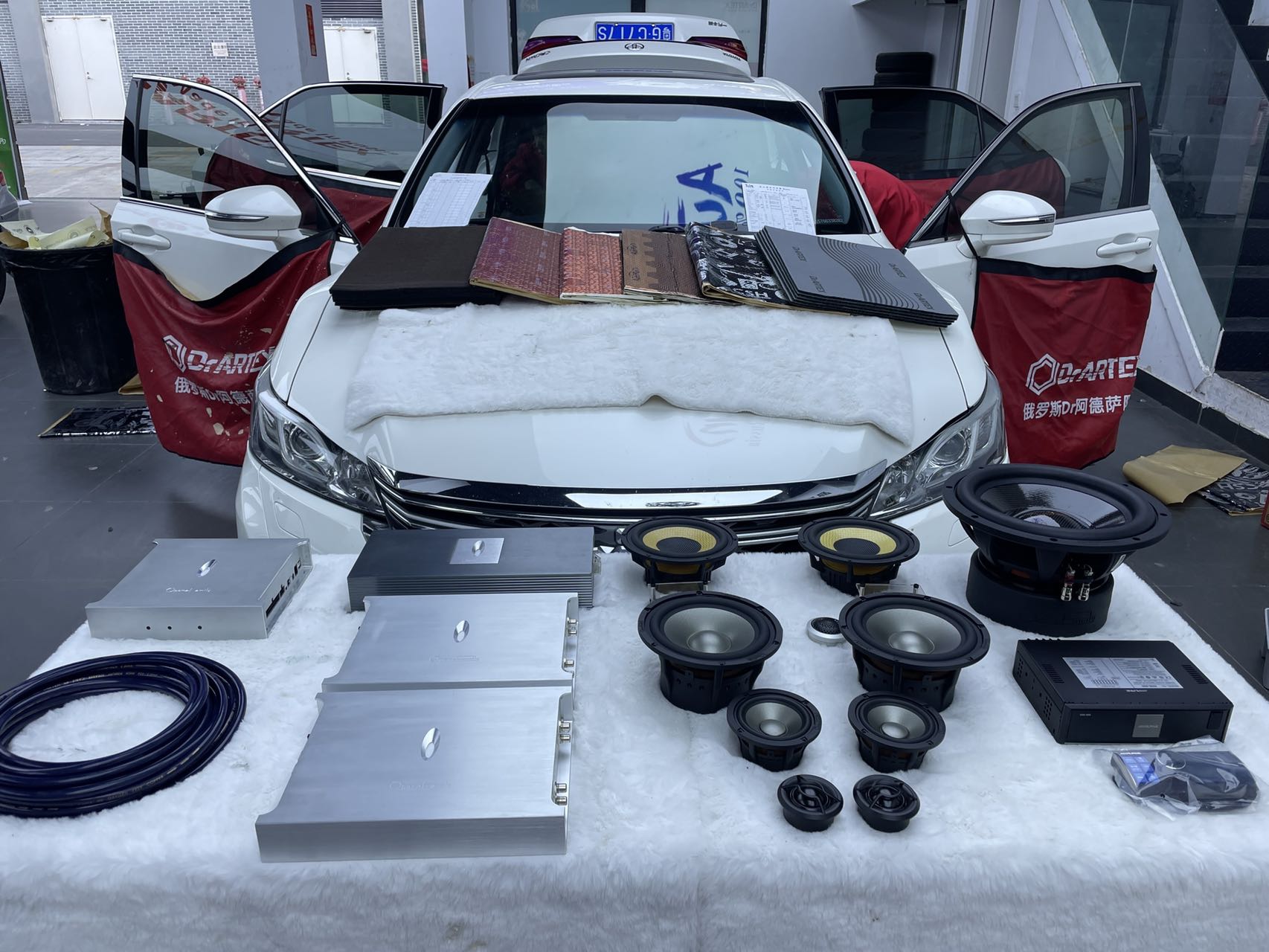 豐田皇冠音響升級，駕駛中的音樂享受